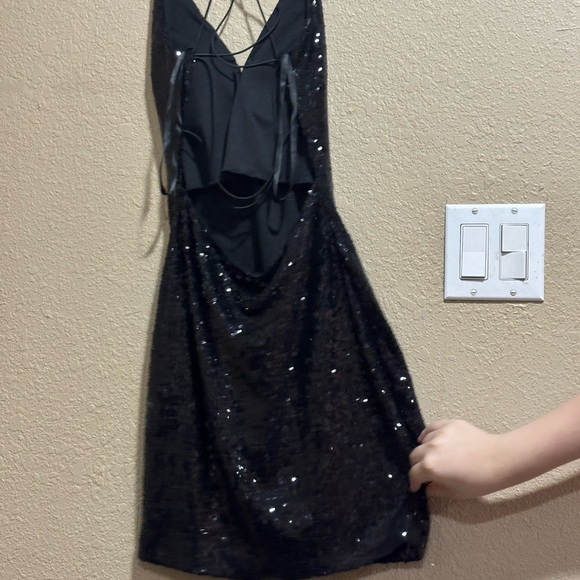 Elegant Black Sequin Dress - Picture 2 of 3